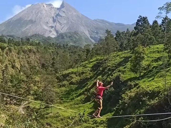 Aksi Ekstrem Wisatawan Mancanegara Menyeberangi Sungai Woro dengan Seutas Tali, Viral di Media Sosial