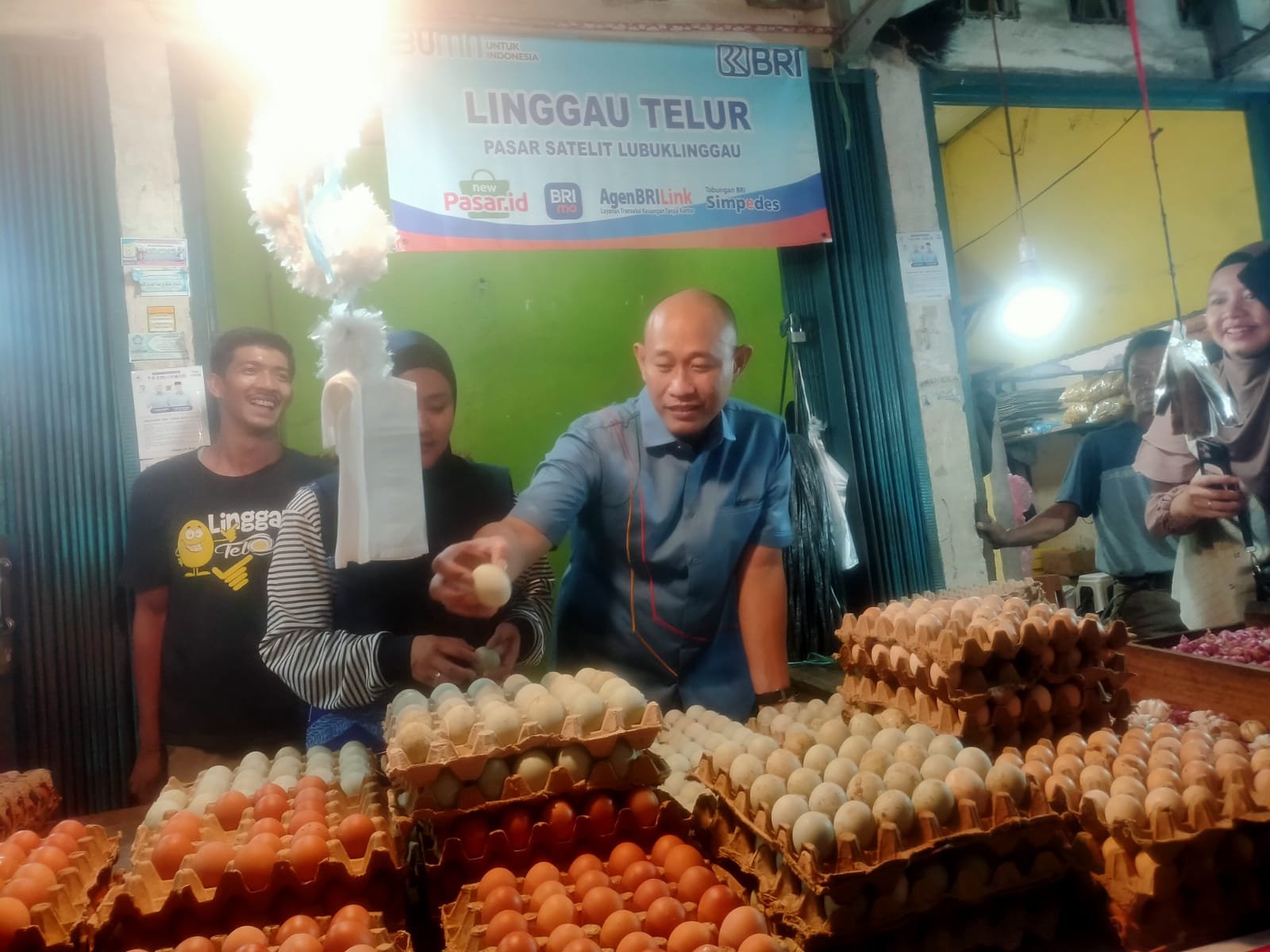Belusukan Di pasar Bukit Sulap Yoppy - Rustam Disambut Antusias Pedagang dan Masyarakat Yang Berbelanja
