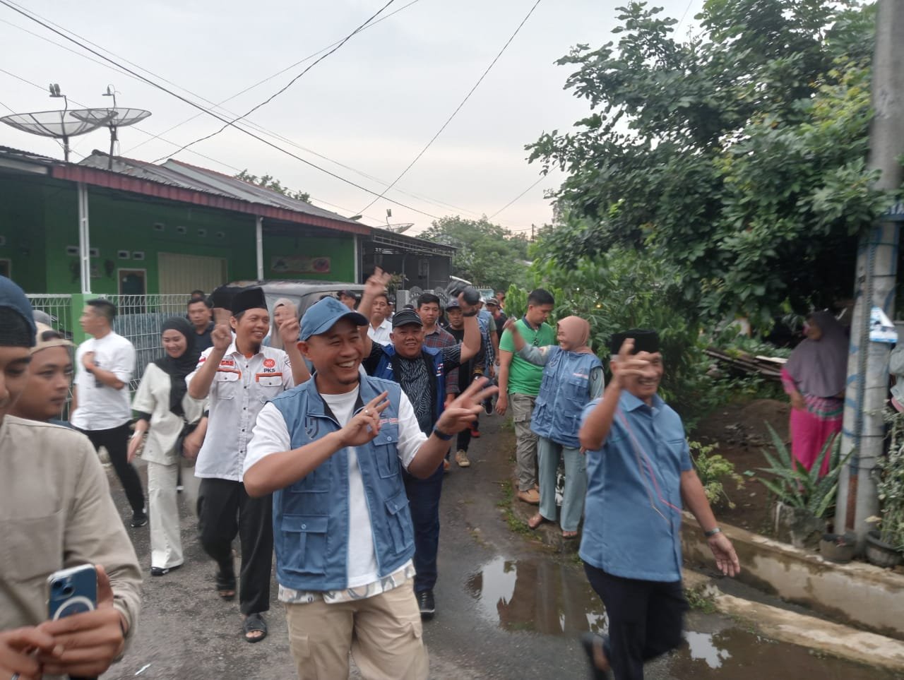 Belusukan Di Perumnas Lestari Yoppy - Rustam Di Sambut Antusias Emak- Emak