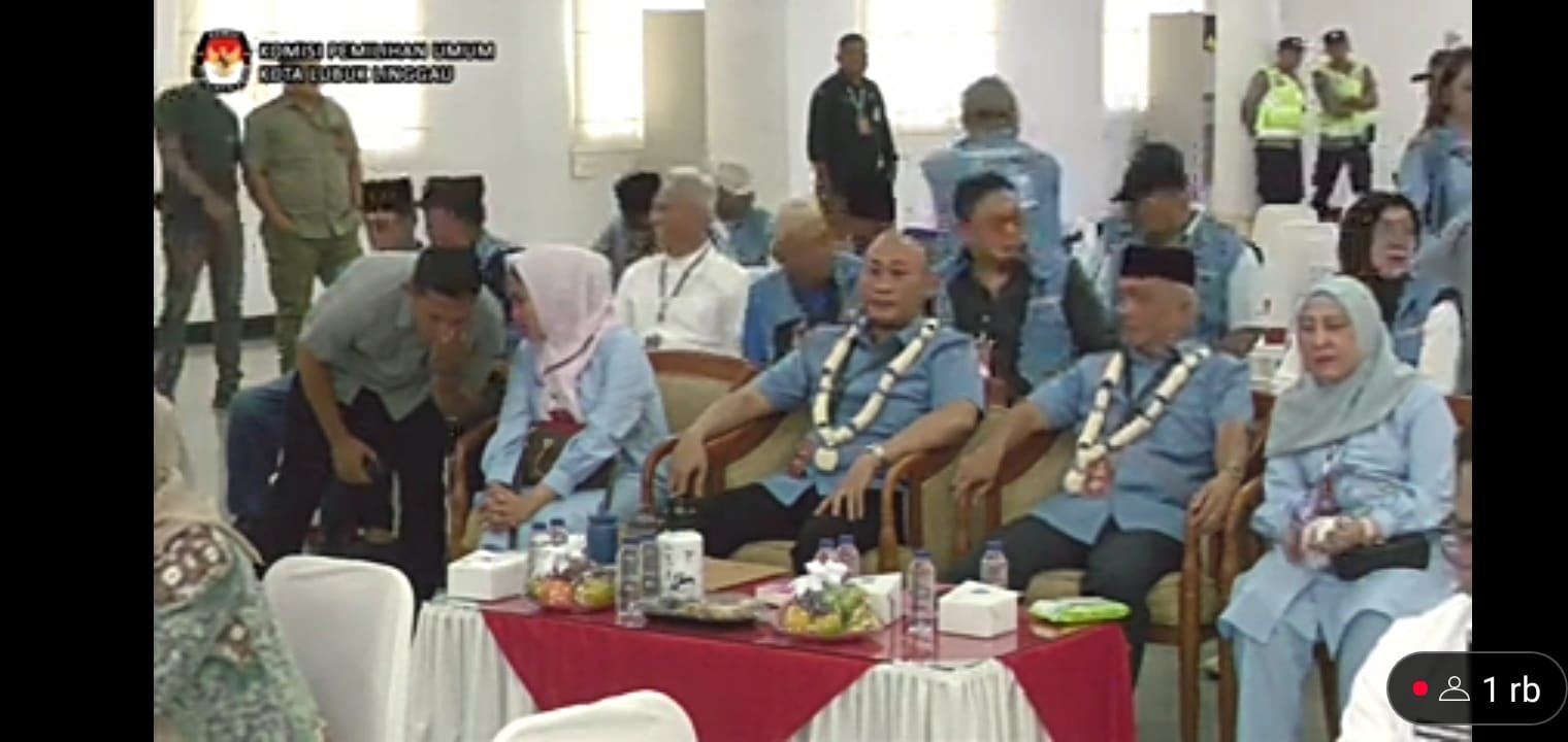 Debat Publik Pertama, Pasangan Yoppy -  Rustam Kompak Pakai Seragam Biru