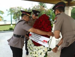 Teladani Semangat Juang Pahlawan, Polres Pelabuhan Tanjung Perak Gelar Ziarah di TMP WR Supratman