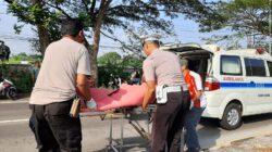 Polres Lamongan Evakuasi Pengendara Motor yang Alami Laka Vs Truk di Jalur Nasional Babat-Lamongan