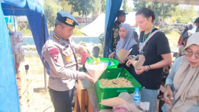 Pelayanan Makanan dan Evakuasi Korban Gempa oleh SAR Korbrimob Polri di Manggarai Timur